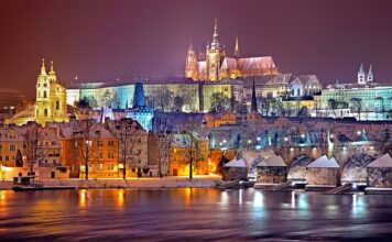 W jakim języku mówi się w Pradze?